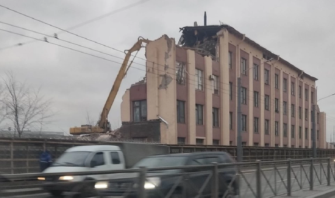 В Петербурге на проспекте Энгельса начали сносить завод «Светлана